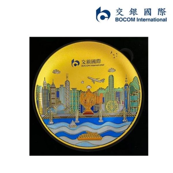 交通國際 BOCOM 訂製晶化玻璃紀念盤，印有香港維港地標設計，展現企業實力的高端商務禮品 - BeGift