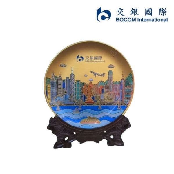 交通國際 BOCOM 訂製晶化玻璃紀念盤，印有香港維港地標設計，展現企業實力的高端商務禮品 - BeGift
