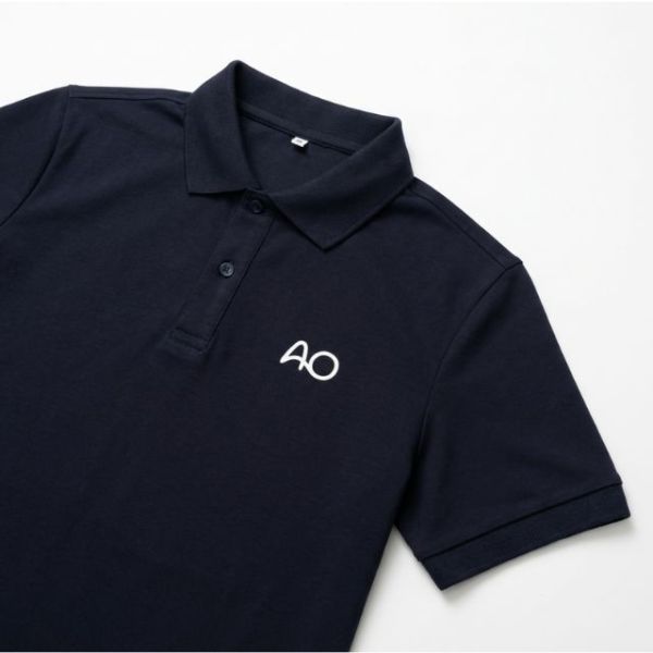 AO Asia-Pacific 訂製 Polo Shirt 衣領與 Logo 特寫，展示精細電腦繡花及高彈棉面料質感，深藍色企業制服細節 - BeGiftHK