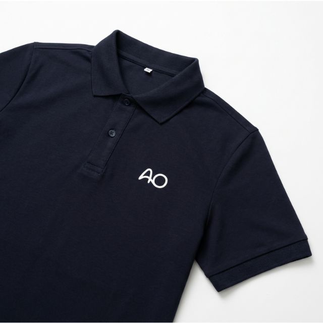 AO Asia-Pacific 訂製 Polo Shirt 衣領與 Logo 特寫，展示精細電腦繡花及高彈棉面料質感，深藍色企業制服細節 - BeGiftHK