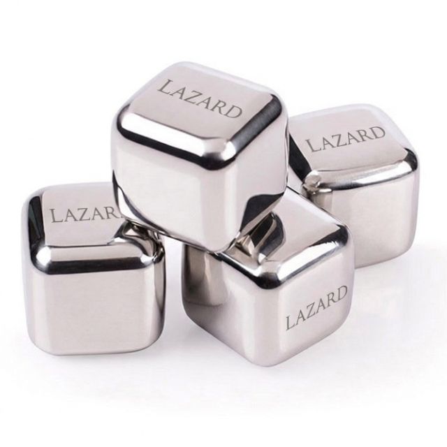 LAZARD 訂製不鏽鋼冰塊禮盒，包含 4 粒雷射雕刻 Logo 冰石及冰夾，高端商務威士忌酒具禮品 , 石頭上的logo特寫- BeGiftHK