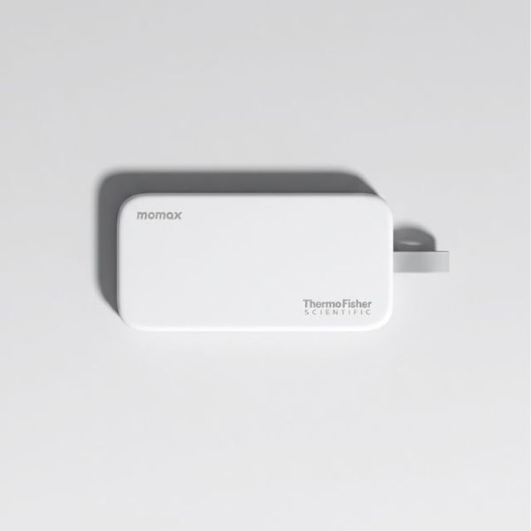 Thermo Fisher x Momax 訂製 10000mAh 大容量充電寶，白色簡約機身印有品牌 Logo，支援快充的商務電子禮品 - BeGiftHK