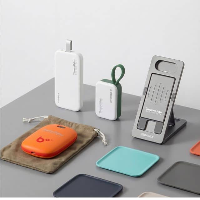 Thermo Fisher x Momax 企業訂製電子禮品套裝，包括橙色暖手充電寶、白色 10000mAh 充電器及鋁合金手機支架，展示科研商務禮品 - BeGiftHK
