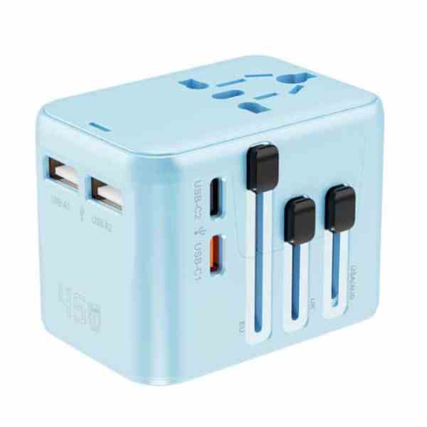 商務人士使用多功能旅行插頭充電 藍色