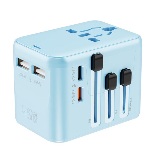 商務人士使用多功能旅行插頭充電 藍色