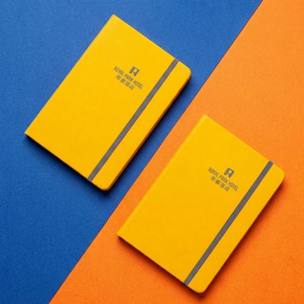 A5硬皮PU筆記本訂製_黃色客製化Notebook_企業Logo熱壓印工藝_星級酒店商務記事本案例