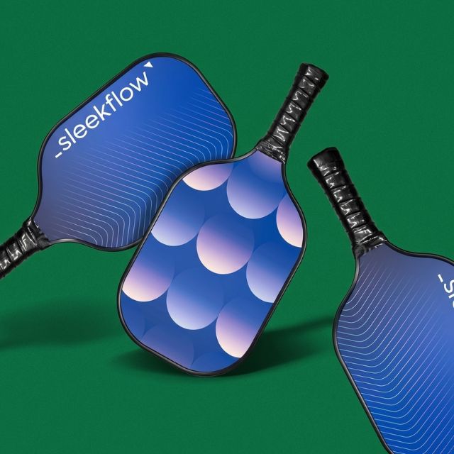 全版彩印Pickleball球拍訂製_企業品牌視覺滿版漸變色印刷_科技公司客製化運動禮品_防滑吸汗握把與邊緣防護展示