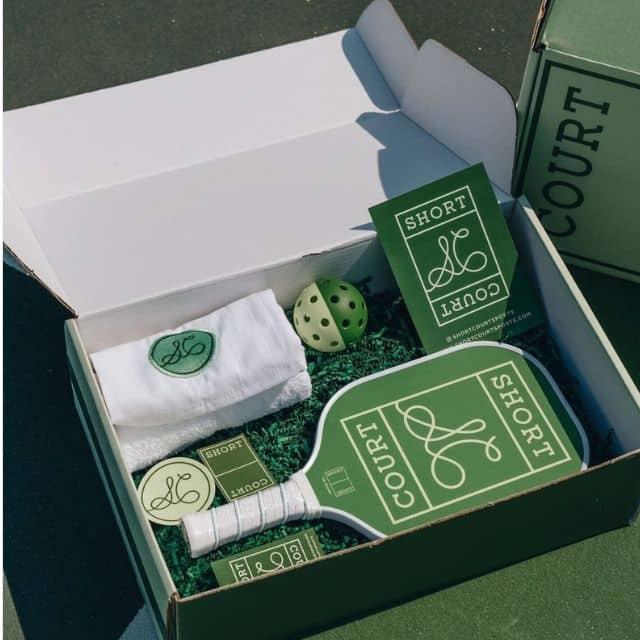 Pickleball禮品套裝開箱_企業迎新禮盒WelcomeKit搭配示範_提升員工歸屬感_客製化球拍與環保配件組合