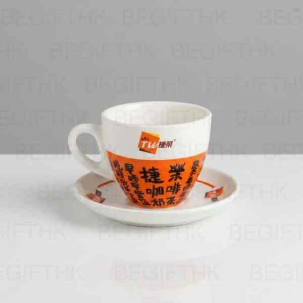 餐飲級陶瓷杯訂製_捷榮咖啡集團高階杯碟套裝案例_高溫烤花工藝印製書法字與Logo_抗刮耐洗碗機白瓷杯_香港專業禮品訂製公司