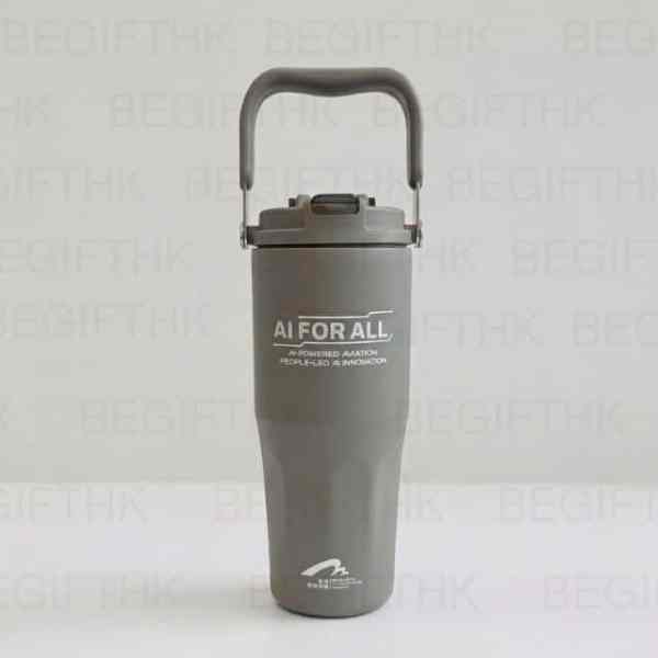 30oz 啞光灰色提手冰霸杯 香港企業商務訂製 BeGiftHK 細節圖檔名：30oz-grey-tumbler-handle-craftsmanship-detail-begifthk.webp ｜ Alt：30oz 灰色提手冰霸杯 啞光噴塑與雷雕工藝細節展示 包裝圖檔名：30oz-grey-tumbler-handle-corporate-gift-box-begifthk.webp ｜ Alt：企業客製 30oz 灰色提手冰霸杯 商務禮盒包裝與 Welcome Kit 方案 官網產品正文（可直接複製發布） 30oz 啞光灰色提手冰霸杯 企業商務訂製｜香港 BeGiftHK 專業供應商 💡 30oz 灰色提手冰霸杯企業採購快速摘要 BeGiftHK 提供的 30oz 啞光灰色提手冰霸杯是一款專為香港跨國企業打造的高機動性飲水器具。採用 SUS304/316 雙層真空材質與防刮啞光灰噴塑工藝，配備頂部摺疊提把，是科技公司與金融機構的首選高階商務禮品。 30oz 灰色提手冰霸杯產品概述 針對現代商務人士高頻移動與長途通勤的飲水需求，30oz 大容量設計結合創新的「頂部摺疊提把」，徹底釋放雙手，顯著提升攜帶便利性。杯身外層覆蓋極具科技感與沉穩質感的防刮啞光灰噴塑（Powder Coating），搭配高精度雷射雕刻工藝，能精準剔除灰漆露出底層不銹鋼原色，呈現極致銳利的品牌視覺對比。憑藉精準適配汽車中控台杯架的收窄底座設計，此款提手水杯極度契合科技企業的 Employee Welcome Kit，或作為新能源汽車品牌的高階試駕專屬紀念品。 30oz 灰色提手冰霸杯規格與工藝參數 參數項目 規格與企業採購標準 產品型號 / 尺寸 30oz（約 890ml） / 高度約 230mm（含提把收納） / 底部直徑約 75mm（適配標準車載杯架） 核心材質與認證 內膽可選配食品級 SUS304 或醫療級 SUS316 不銹鋼；外層啞光灰噴塑；杯蓋與提把採用 BPA-Free 高強度 PP 材質，符合 FDA 及 LFGB 國際認證 客製 LOGO 工藝 高精度雷射雕刻（Laser Engraving，強烈推薦，露出底層銀白色金屬質感） / 專色絲網印刷（Silk Screen） / 3D UV 浮雕彩印 企業起訂量 (MOQ) 基礎起訂：100 件 ｜ 大宗集採：500～10,000+ 件（享階梯優惠） 打樣與大貨交付 打樣：7-10 個工作天 ｜ 大貨：20-25 個工作天（支援全港分批直送） 標準包裝 標配：FSC 認證環保牛皮紙盒 ｜ 升級：企業專屬定制全彩天地蓋禮盒 30oz 灰色提手冰霸杯的 4 大企業採購優勢 雙層真空與長效保溫：採用頂級 SUS304/316 雙層真空抽氣技術，標準環境下提供長達 6-8 小時保溫與 12-24 小時保冷效能，且杯身外壁絕不結露，確保高階辦公桌面絕對乾爽。 防刮啞光灰噴塑與高對比雷雕：外層採用工業級灰色啞光噴塑（Powder Coating），不僅防滑耐磨、不留指紋，更能透過雷射雕刻精準剔除表漆，讓企業 LOGO 以銀白色金屬原色銳利呈現，彰顯科技專業感。 頂部摺疊提把與高機動性：配備高強度頂部摺疊提把，展開時可輕鬆單指勾取或懸掛，收納時完美貼合杯蓋不佔空間，大幅提升商務通勤與戶外活動的攜帶便利性。 ESG 減塑與車載適配設計：杯身下半部採用收窄設計，精準適配市面 99% 汽車中控台杯架。鼓勵員工自帶水杯，具體落實企業減少一次性塑料杯的 ESG 永續綠色辦公承諾。 推薦商務應用場景 科技公司與 AI 產業 Welcome Kit：啞光灰的極簡外觀與科技業的創新、冷靜調性高度契合（如圖示之 AI 主題），搭配便攜提把設計，是提升新員工雇主品牌認同感的重量級實用單品。 新能源汽車品牌 VIP 試駕禮遇：憑藉完美的車載杯架適配性與沉穩的灰色金屬質感，極度適合在頂級車展或 VIP 試駕活動上，作為高轉換率的專屬伴手禮。 企業大宗採購與履約服務 從 1 對 1 的數位排版預覽到大貨量產的嚴格品檢，我們的專屬客戶經理將全程跟進，確保萬件級訂單在全港各區準時交付，👉 [點此了解 BeGiftHK 供應鏈與全港配送實力]。 企業訂製 30oz 灰色提手冰霸杯常見問題 (FAQ) 香港企業採購 30oz 灰色提手冰霸杯時，應該注意哪些塗層與提把標準？ 根據 BeGiftHK 企業禮品採購標準，灰色杯身強烈建議採用工業級啞光噴塑（Powder Coating）而非一般液體烤漆，以確保抗指紋與防刮耐磨。此外，頂部提把的轉軸處必須採用加厚金屬鉚釘或高強度阻尼設計，確保在裝滿 30oz（約 1.3 公斤）飲品時，提把不會因劇烈晃動而斷裂或鬆脫。 啞光灰色的杯身容易留下指紋或刮痕嗎？放進車載杯架會卡住嗎？ 本產品採用的啞光噴塑工藝具備極佳的抗指紋與防滑特性，日常高頻使用不易留下明顯刮痕。同時，杯身底部直徑精準控制在 75mm，即使頂部提把收起，也能完美放入 Tesla、BMW 等主流車款的中控台杯架，抽取滑順不卡頓。 針對啞光灰杯身，雷射雕刻出來的 LOGO 會是什麼顏色？效果好嗎？ 針對啞光灰杯身，高精度雷射雕刻會精準燒除表面的灰色噴塑塗層，直接露出底層的不銹鋼金屬原色（呈現明亮的銀白色）。這種「灰底銀字」的高對比效果極具科技感與商務質感，且為永久性物理雕刻，絕對不會隨著日常清洗而褪色或剝落。 如果我們需要訂製 1,200 個作為全集團的週年紀念品，並要求分發到港九新界 5 個不同的辦公室，交期與物流如何安排？ 本產品基礎起訂量為 100 件，針對 1,200 件的企業集採，標準生產交期約為 20-25 個工作天。BeGiftHK 具備強大的本地倉儲與物流調度網絡，您只需提供各辦公室的分配數量明細，我們的車隊即可妥善安排全港多點同步派送，徹底免除貴司行政團隊的二次搬運煩惱。 55.2s info Google AI models may make mistakes, so double-check outputs. Use Arrow Up and Arrow Down to select a turn, Enter to jump to it, and Escape to return to the chat.